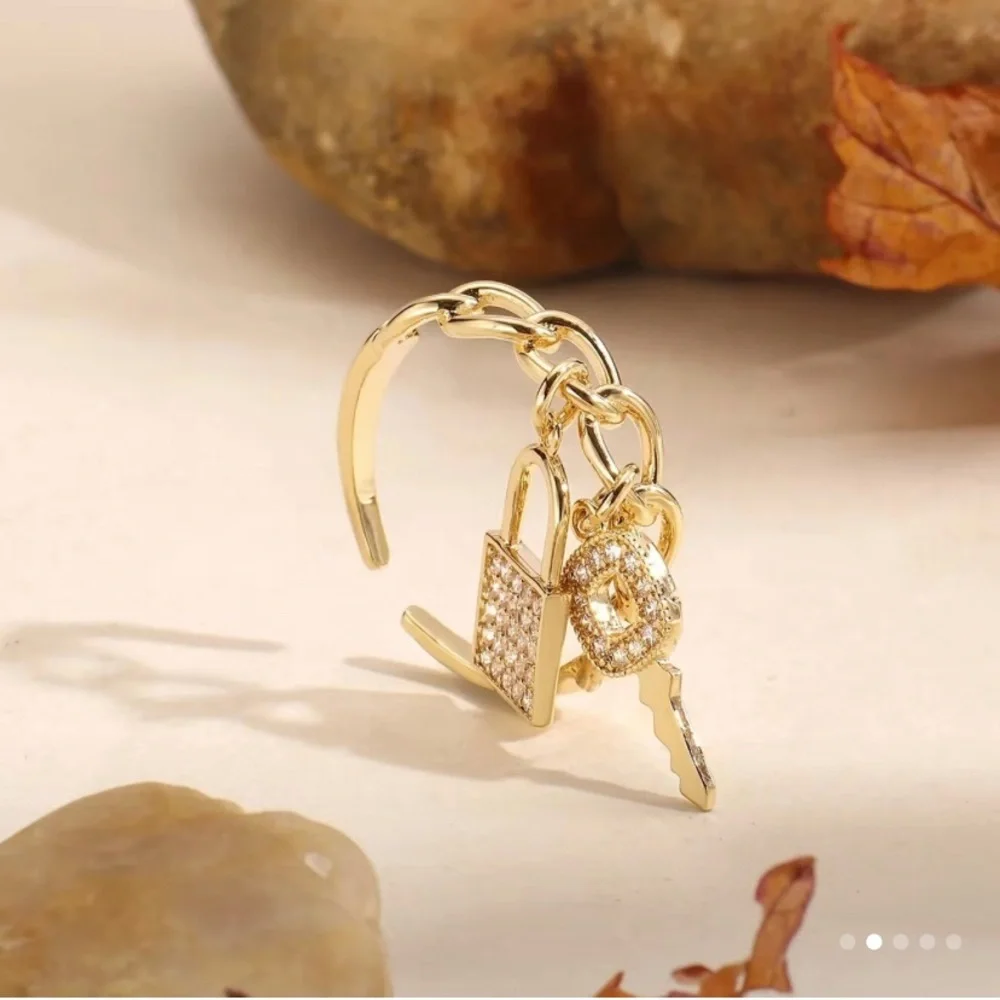 Unique‎ chain key open adjustable ring